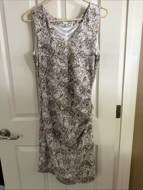 Sleeveless V-Neck ruched lined Midi Dress in White with Brown Abstract Print